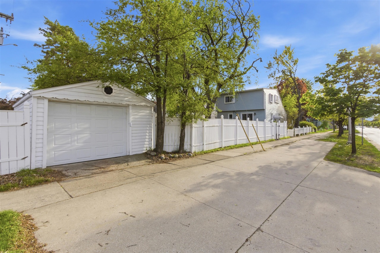 3224 N Wilson Avenue, Royal Oak, MI, 48073-3581