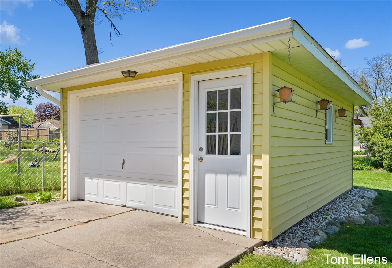 3705 Hazelwood Avenue, Wyoming, MI, 49519-3627