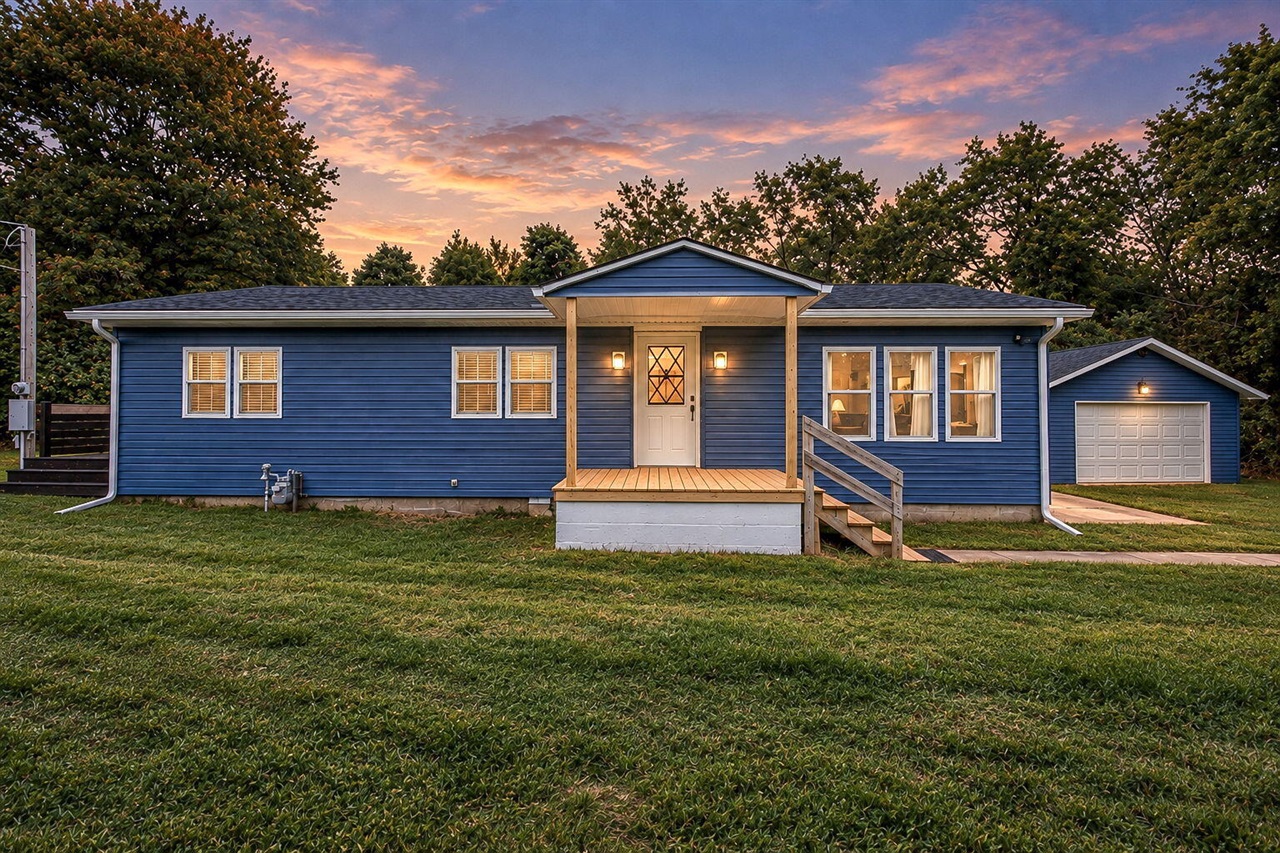 Photo 2 of Single family home for sale at 7181 E Beach Dr, South Haven, MI 49090 | MLS# 70530682 | Listing updated on 2026-09-14