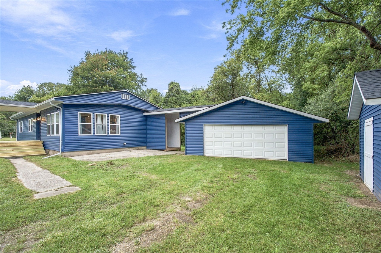 Photo 3 of Single family home for sale at 7181 E Beach Dr, South Haven, MI 49090 | MLS# 70530682 | Listing updated on 2026-09-14
