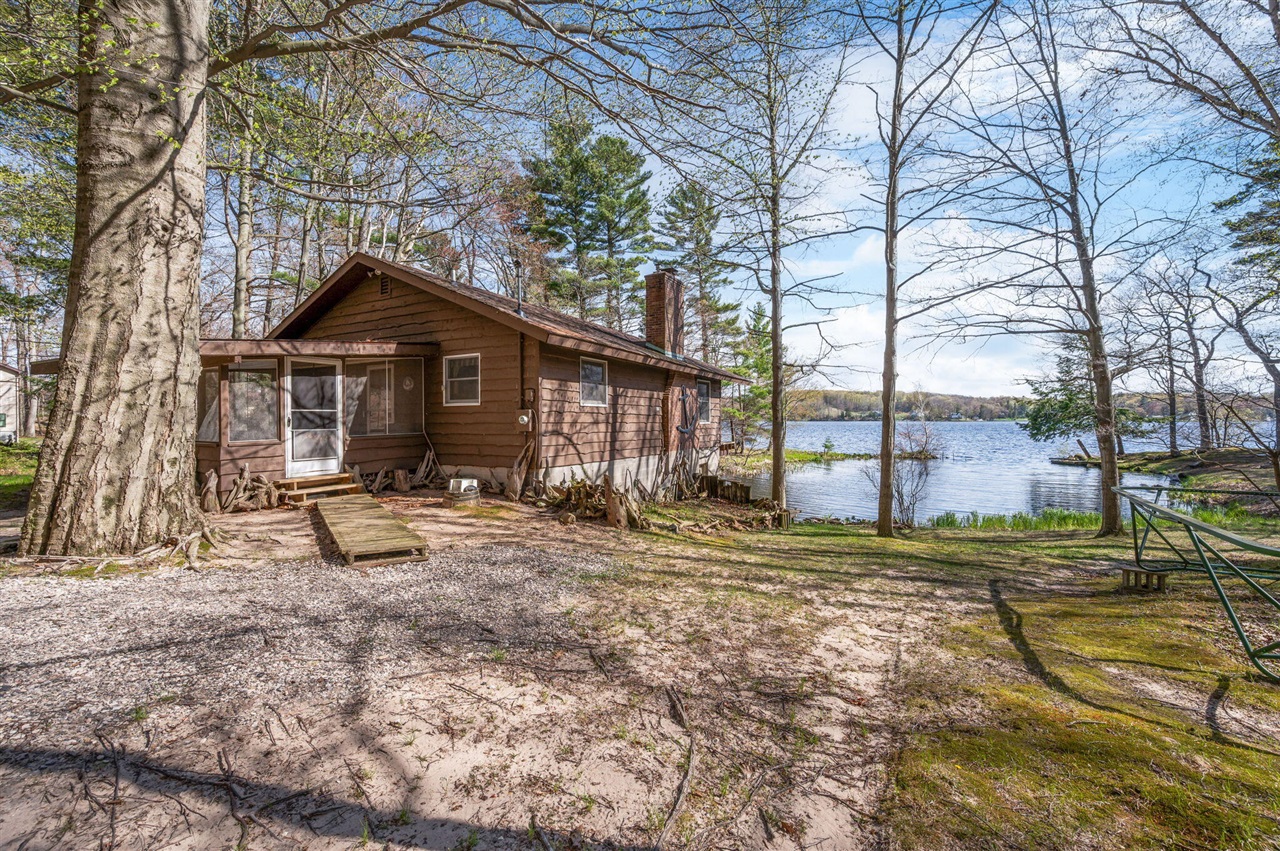 5717 W Pleasant Hill Road, Free Soil, MI, 49411-9724