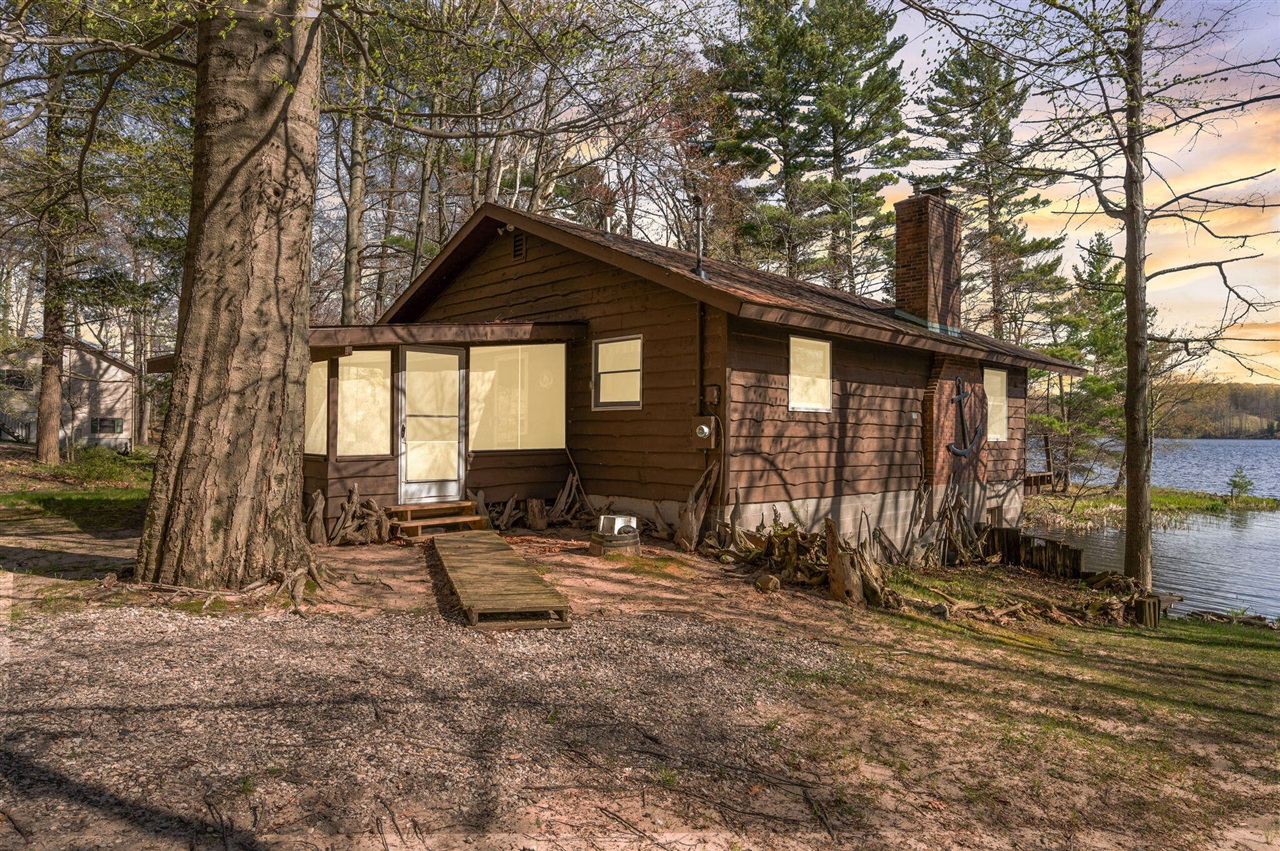 5717 W Pleasant Hill Road, Free Soil, MI, 49411-9724