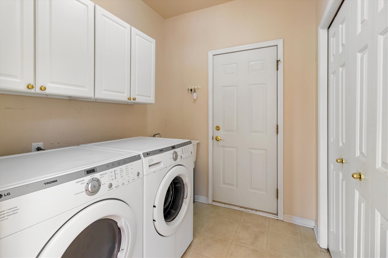 48551 Oak Bridge Drive, Canton, MI, 48188-7913
