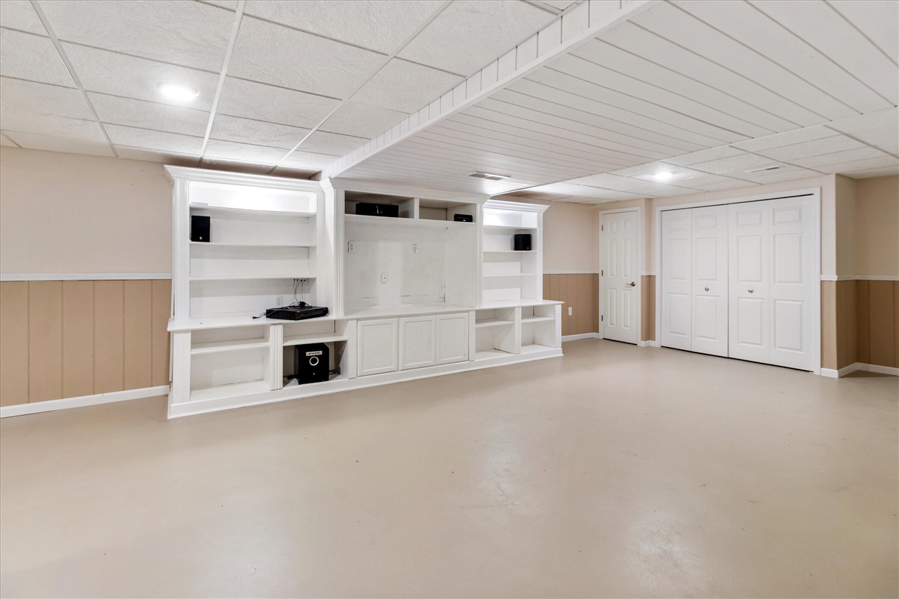 48551 Oak Bridge Drive, Canton, MI, 48188-7913