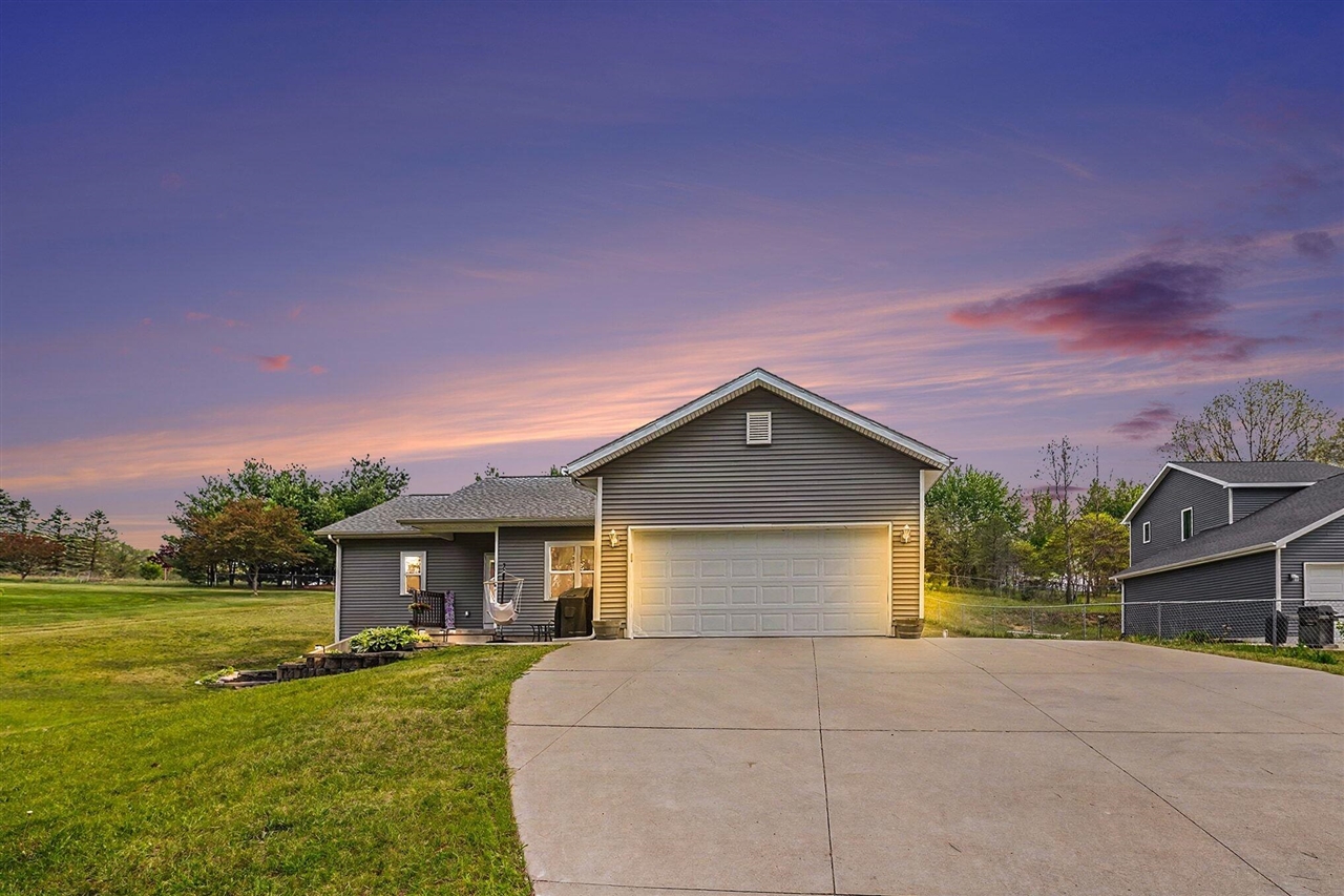 Photo 1 of Single family home for sale at 31800 Pine Ridge Cir, Lawton, MI 49065 | MLS# 70533793 | Listing updated on 2026-09-18