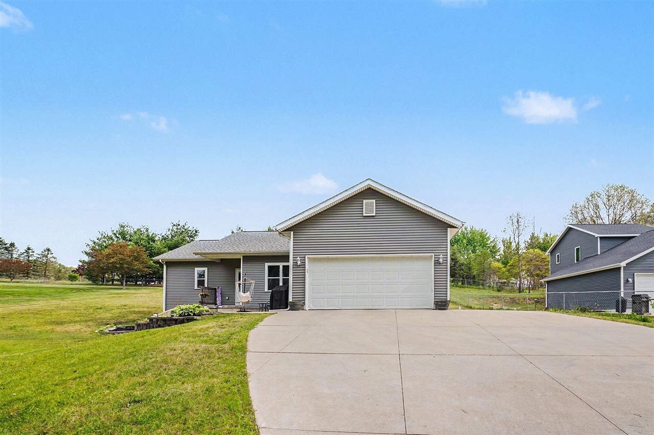 Photo 2 of Single family home for sale at 31800 Pine Ridge Cir, Lawton, MI 49065 | MLS# 70533793 | Listing updated on 2026-09-18
