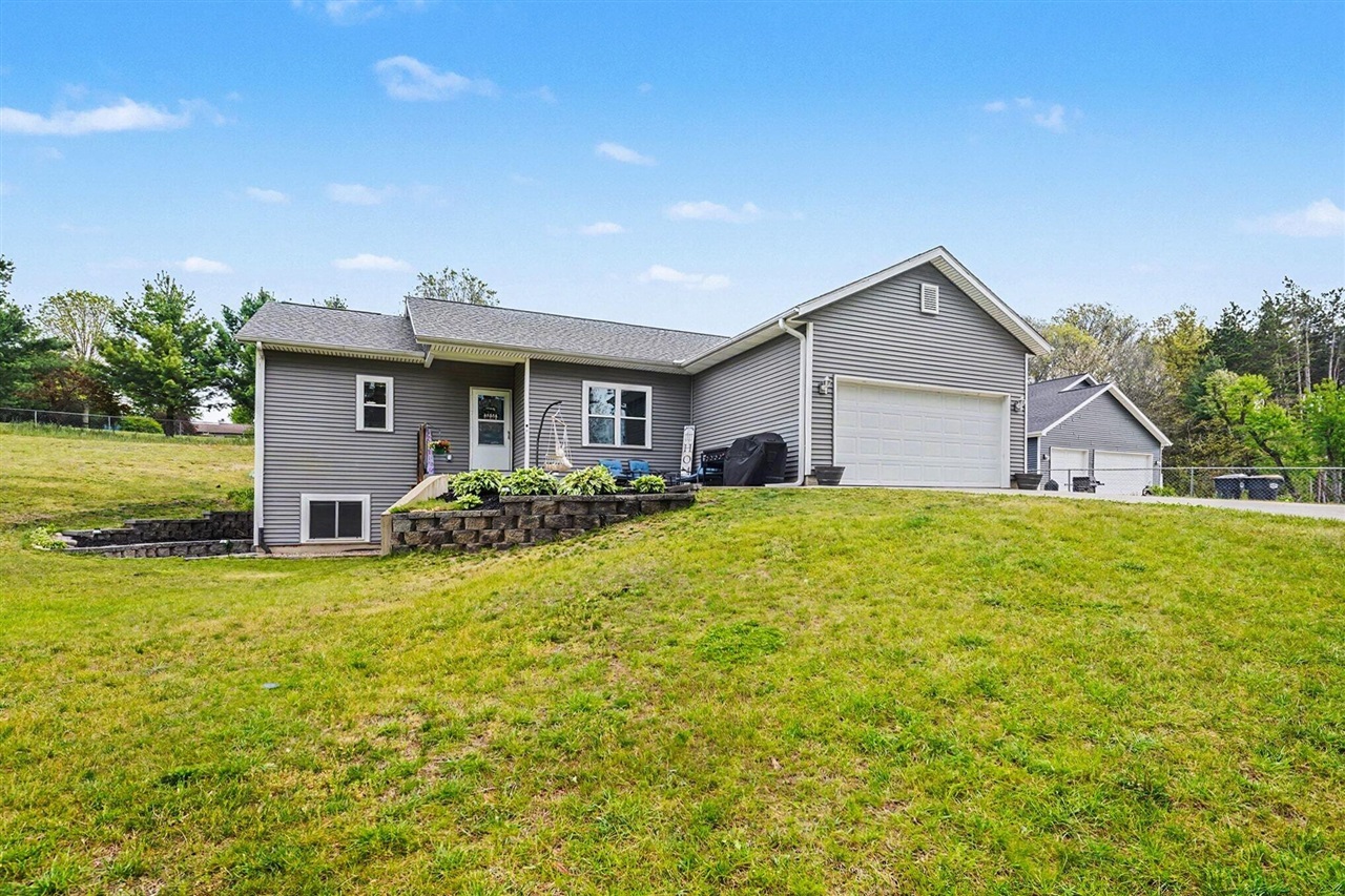 Photo 3 of Single family home for sale at 31800 Pine Ridge Cir, Lawton, MI 49065 | MLS# 70533793 | Listing updated on 2026-09-18