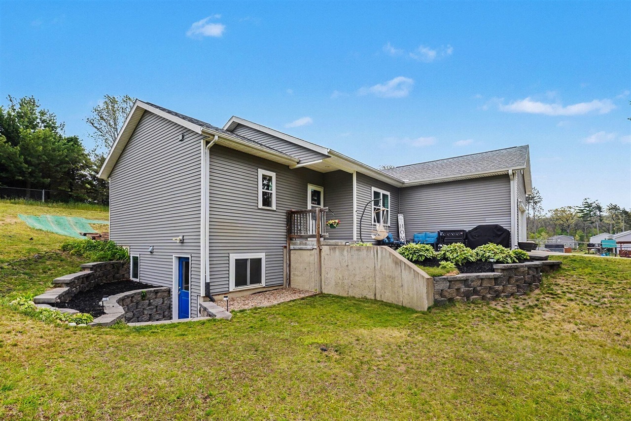 Photo 3 of Single family home for sale at 31800 Pine Ridge Cir, Lawton, MI 49065 | MLS# 70533793 | Listing updated on 2026-09-18