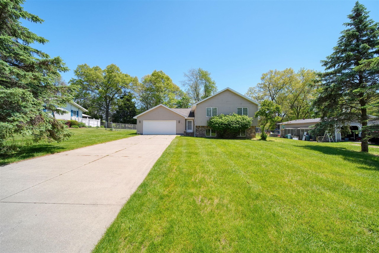 Homes for sale in Jonesville, MI | 475 Greenbriar Pl, Jonesville, MI 49250 | MLS# 70534267