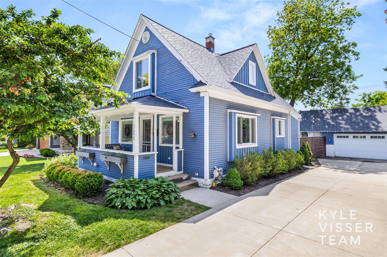 Homes for sale in Grand Rapids, MI | 725 Gladstone Dr, Grand Rapids, MI 49506 | MLS# 70536086