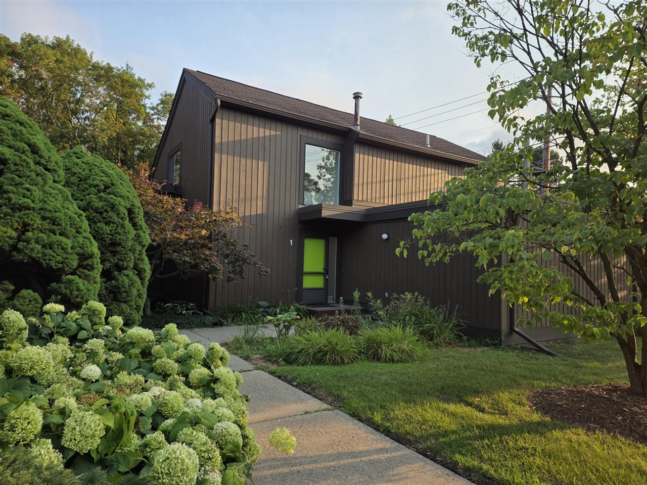 1st image of 1 Westbury Ct, Ann Arbor, MI 48105 | MLS# 70536821
