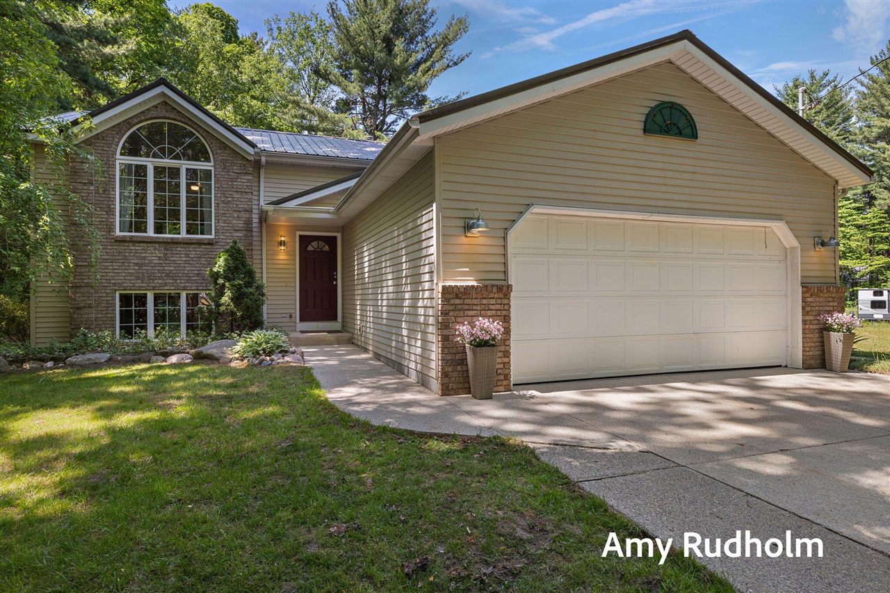 Homes for sale in Coopersville, MI | 9262 Leonard St, Coopersville, MI 49404 | MLS# 70537038