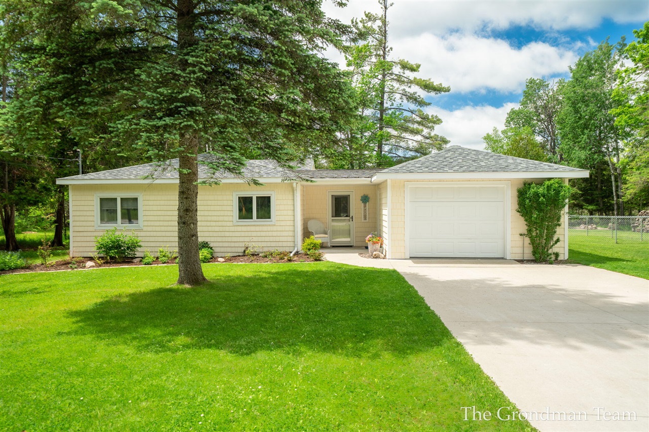 4th image of 7170 Spring St, Alanson, MI 49706 | MLS# 70537700