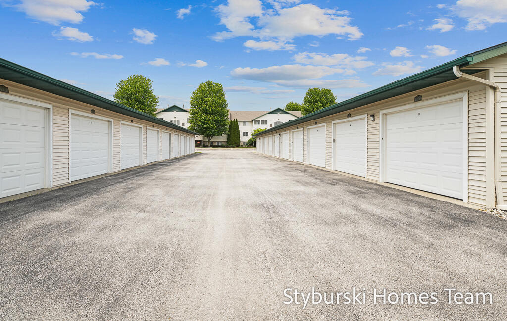 Homes for sale in Norton Shores, MI | 5877 Crosswinds Drive, Norton Shores, MI 49444 | Houzeo