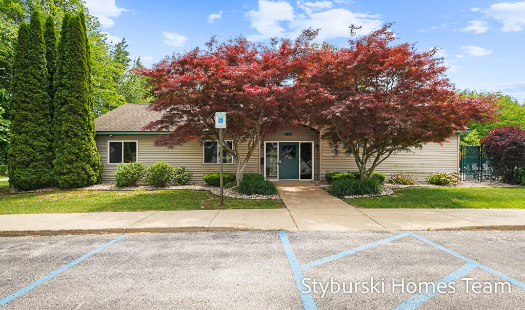 Homes for sale in Norton Shores, MI | 5877 Crosswinds Dr #31, Norton Shores, MI 49444 | MLS# 70537782