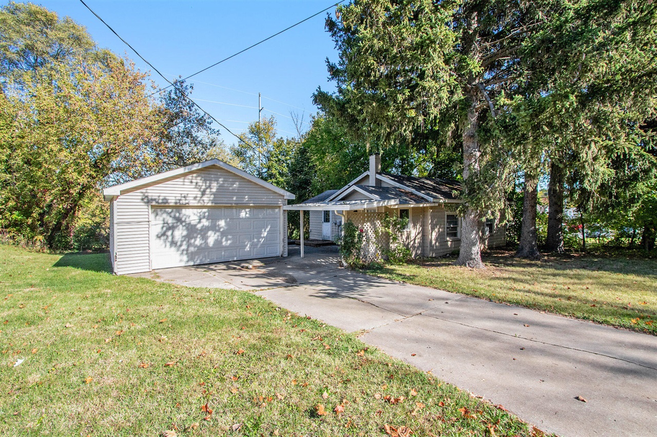 1st image of 1005 E Front St, Buchanan, MI 49107 | MLS# 70537877