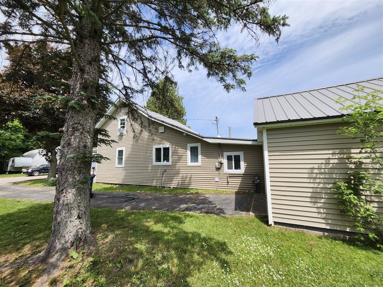 4th image of 205 S Columbia Ave, Scottville, MI 49454 | MLS# 70538696