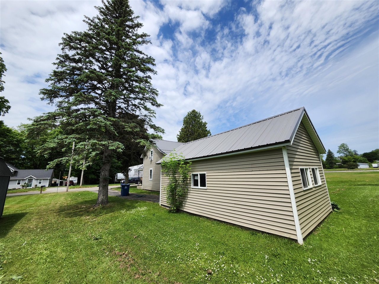 5th image of 205 S Columbia Ave, Scottville, MI 49454 | MLS# 70538696