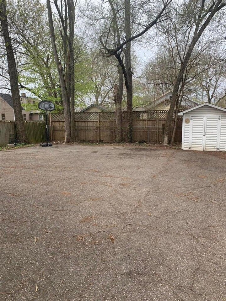 3rd image of 3116 N Whittier Dr, Kalamazoo, MI 49001 | MLS# 70539237