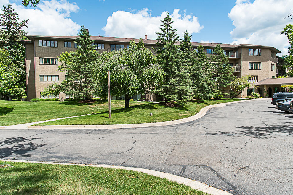3rd image of 4040 Greenleaf Cir #408, Kalamazoo, MI 49008 | MLS# 70539473