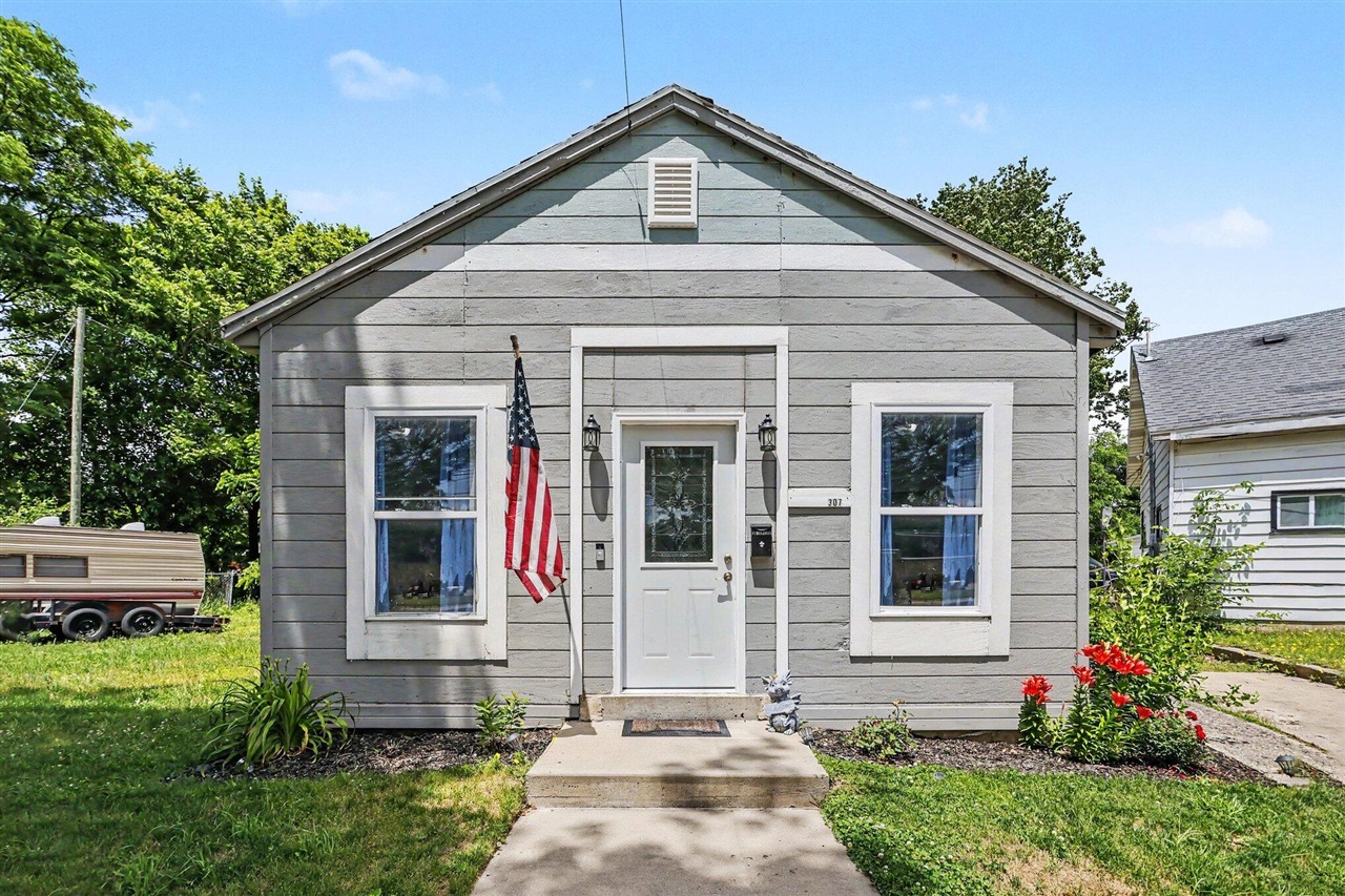 2nd image of 307 E Telegraph St, Dowagiac, MI 49047 | MLS# 70539858