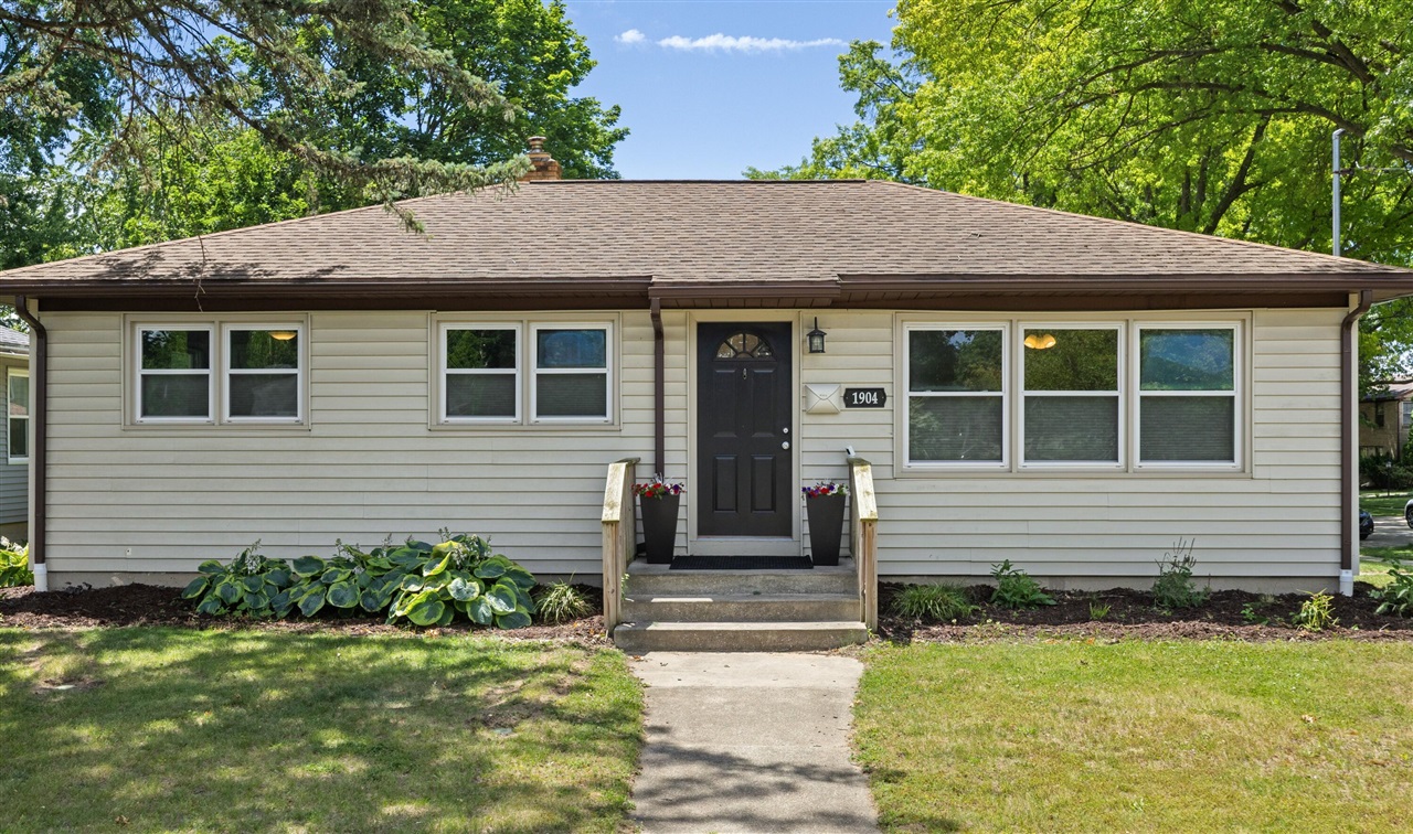 1st image of 1904 Griggs St, Grand Rapids, MI 49506 | MLS# 70541088