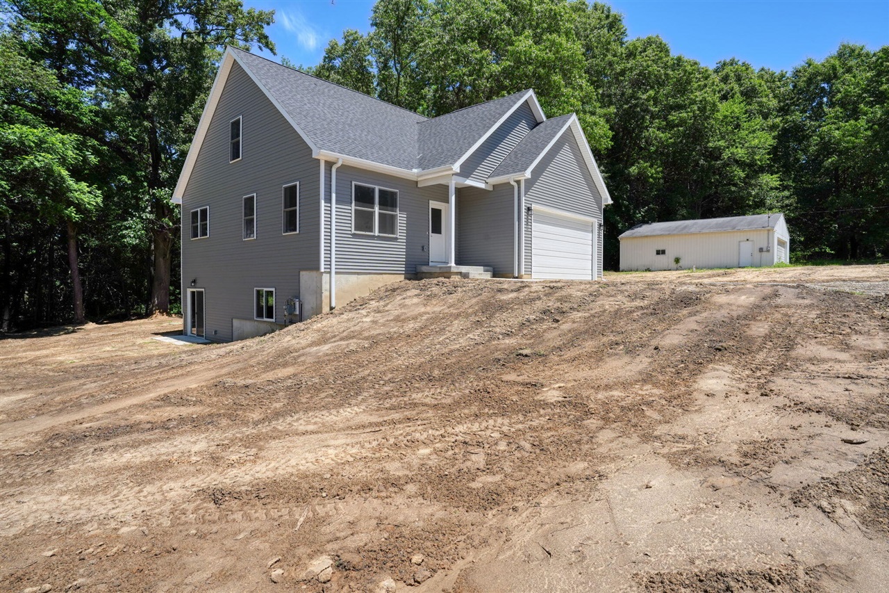 2nd image of 1823 N Sutton Rd, Jackson, MI 49202 | MLS# 70541467