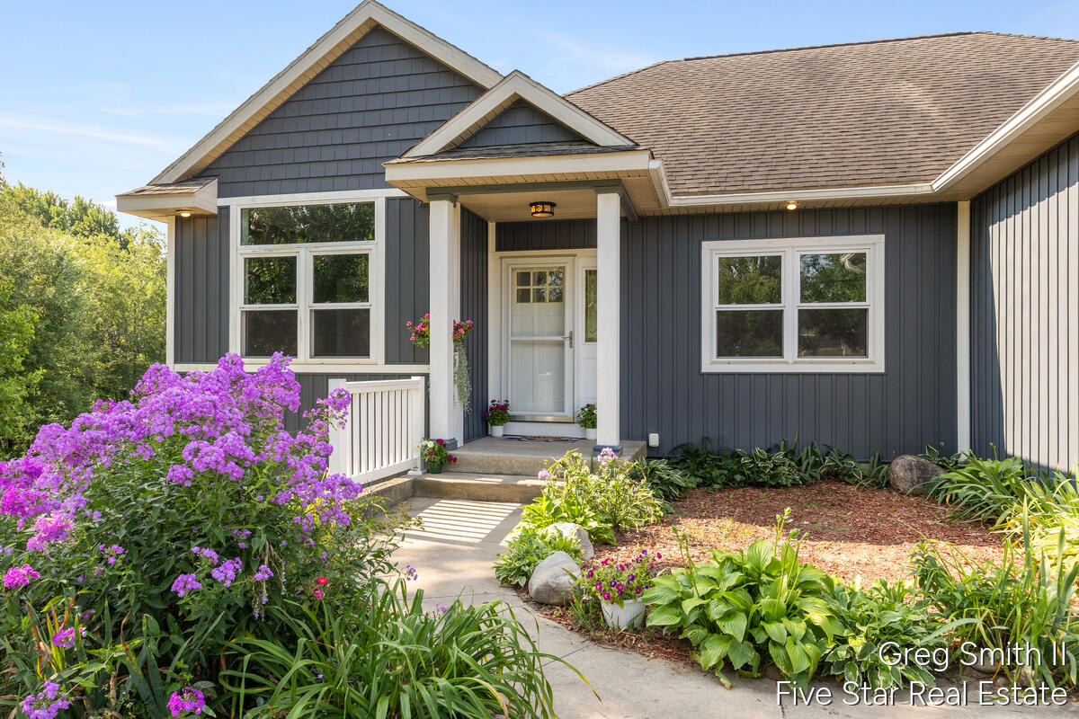 Photo 2 of Single family home for sale at 884 Stoney Hl Ct, Wayland, MI 49348 | MLS# 70541789 | Listing updated on 2026-09-30