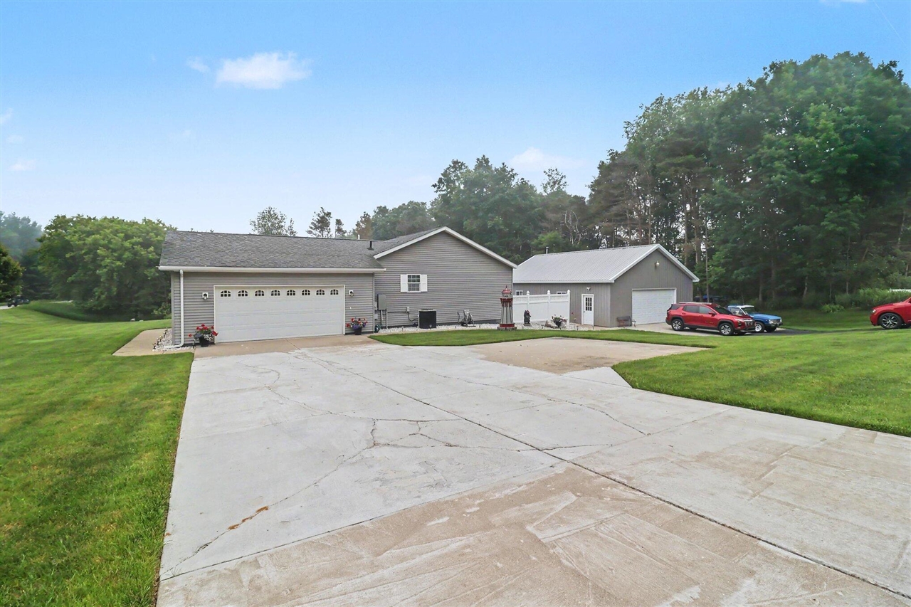 3rd image of 986 W Fox Farm Rd, Manistee, MI 49660 | MLS# 70542076