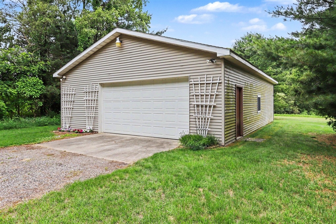 2nd image of 21641 Pine Lake Rd, Battle Creek, MI 49014 | MLS# 70542226