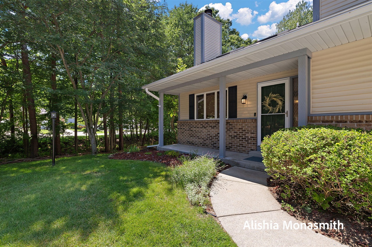 2nd image of 17511 Parkwood Dr #D, Spring Lake, MI 49456 | MLS# 70542390