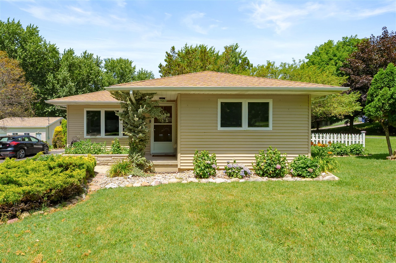 1st image of 68334 Apple Ln, Benton Harbor, MI 49022 | MLS# 70543035