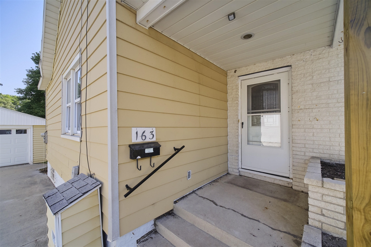 5th image of 163 Van Buren St, Manistee, MI 49660 | MLS# 70543433