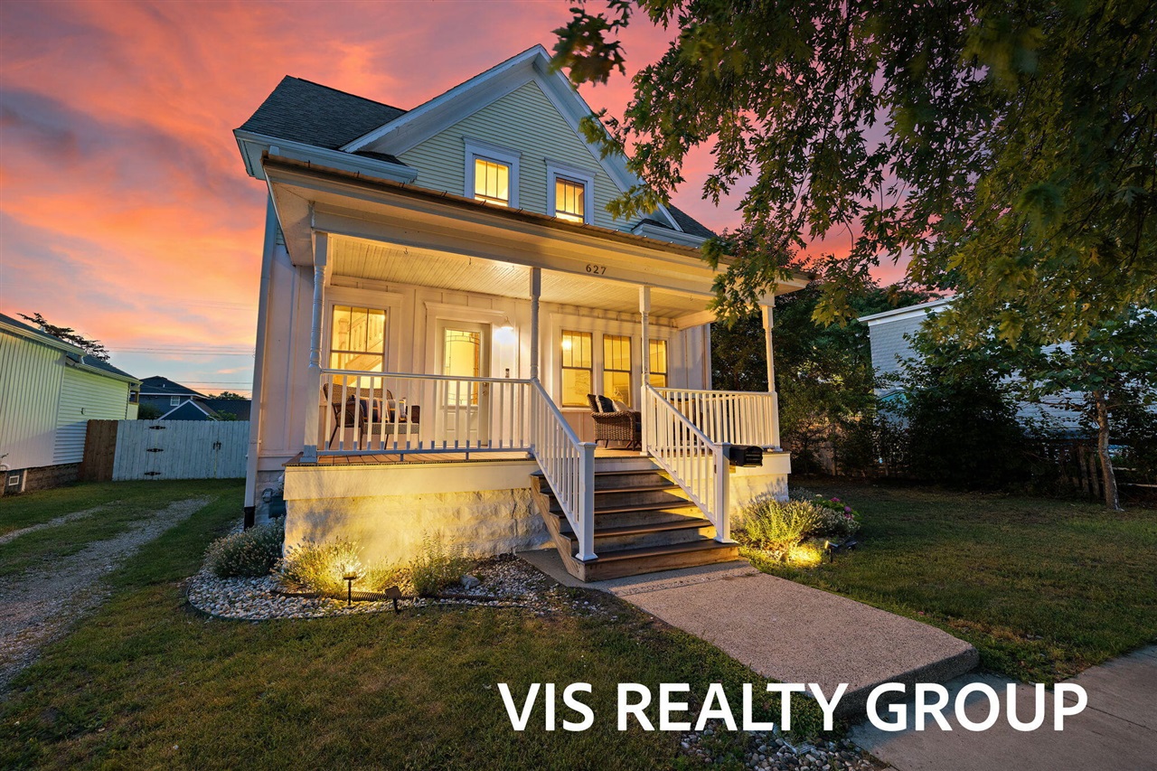 1st image of 627 Fulton Ave, Grand Haven, MI 49417 | MLS# 70543468