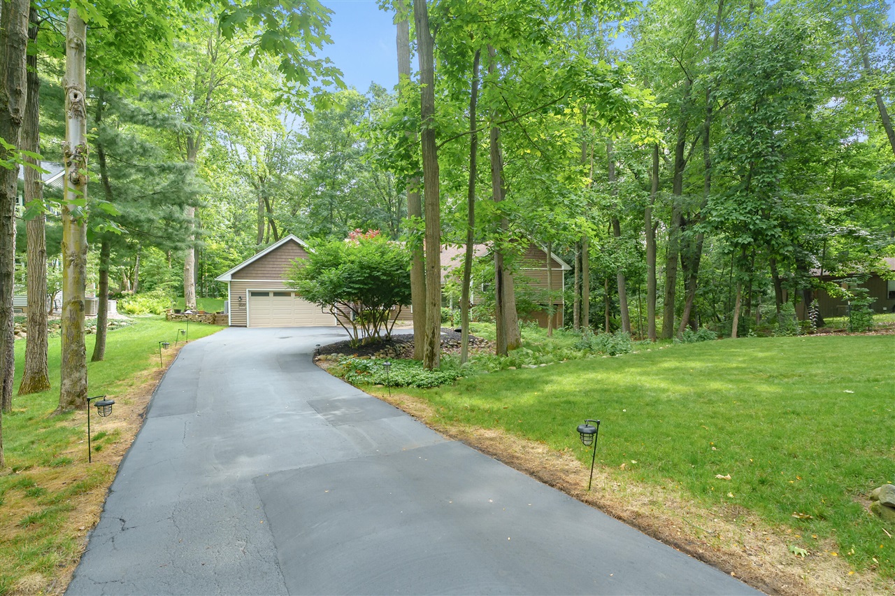 2nd image of 3720 Blackberry Ln, Kalamazoo, MI 49008 | MLS# 70543534