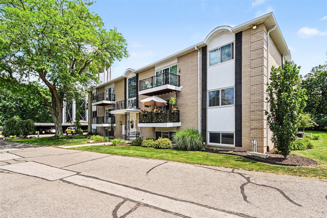 2nd image of 2759 Leonard St #C1, Grand Rapids, MI 49504 | MLS# 70543787