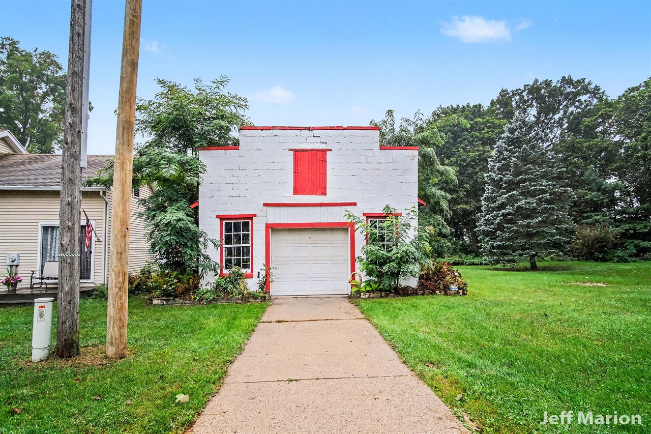 Photo 2 of Single family home for sale at 301 N Clay St, Greenville, MI 48838 | MLS# 70544483 | Listing updated on 2026-09-18