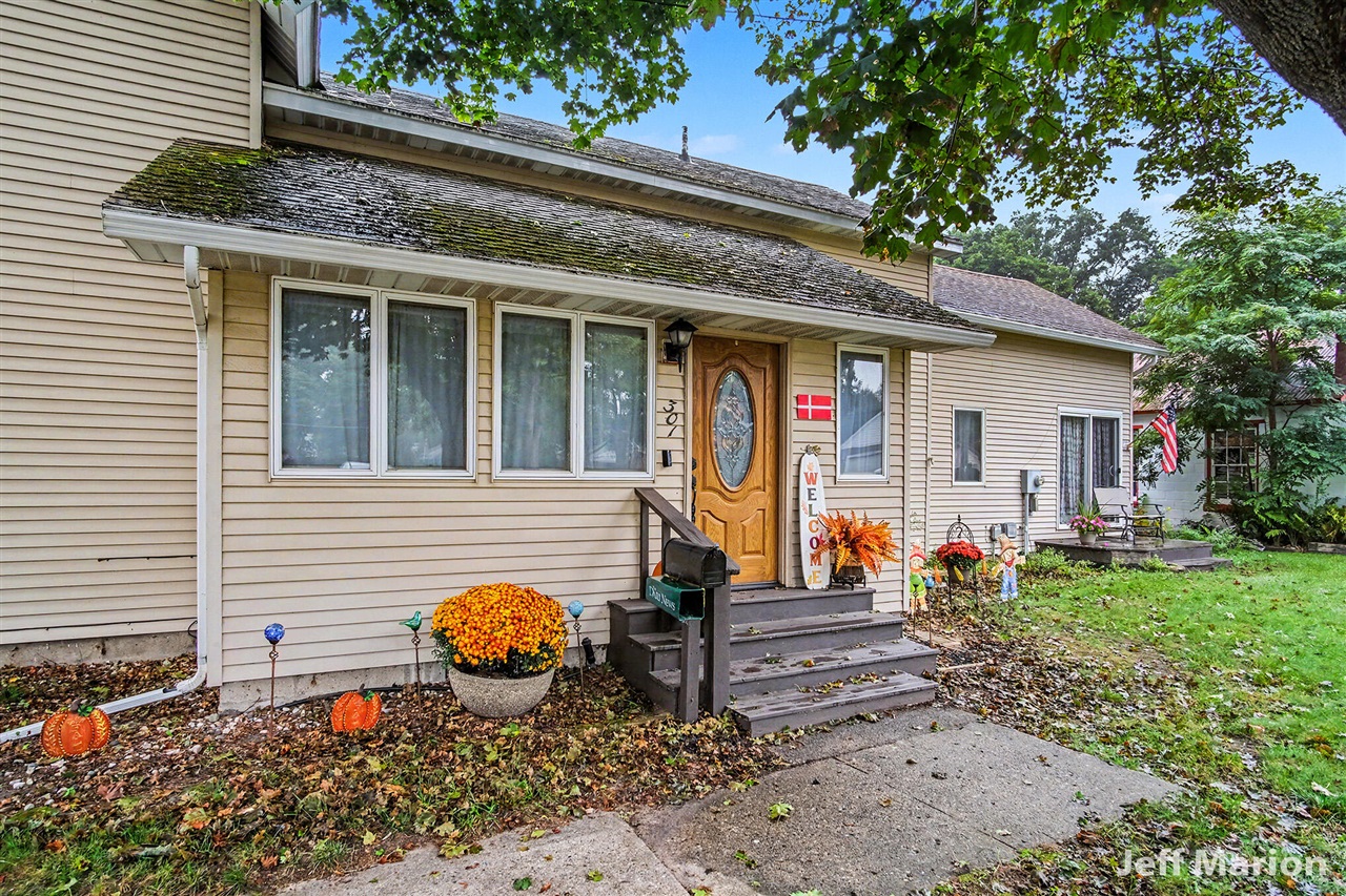 Photo 4 of Single family home for sale at 301 N Clay St, Greenville, MI 48838 | MLS# 70544483 | Listing updated on 2026-09-18