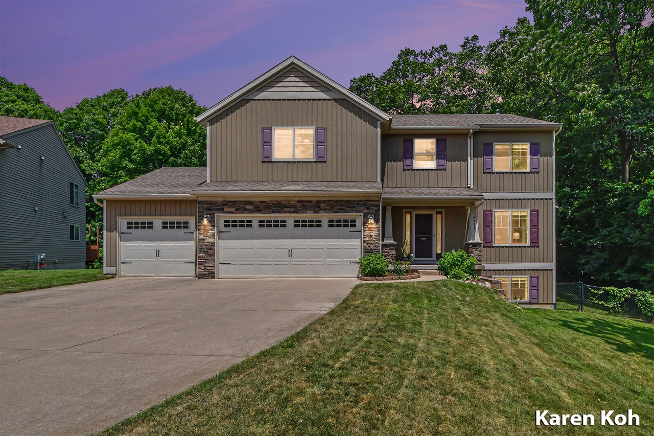 Photo 2 of Sale Pending at 4521 Burton Forest Ct, Grand Rapids, MI 49546 | MLS# 70544562 | Listing updated on 2026-09-18