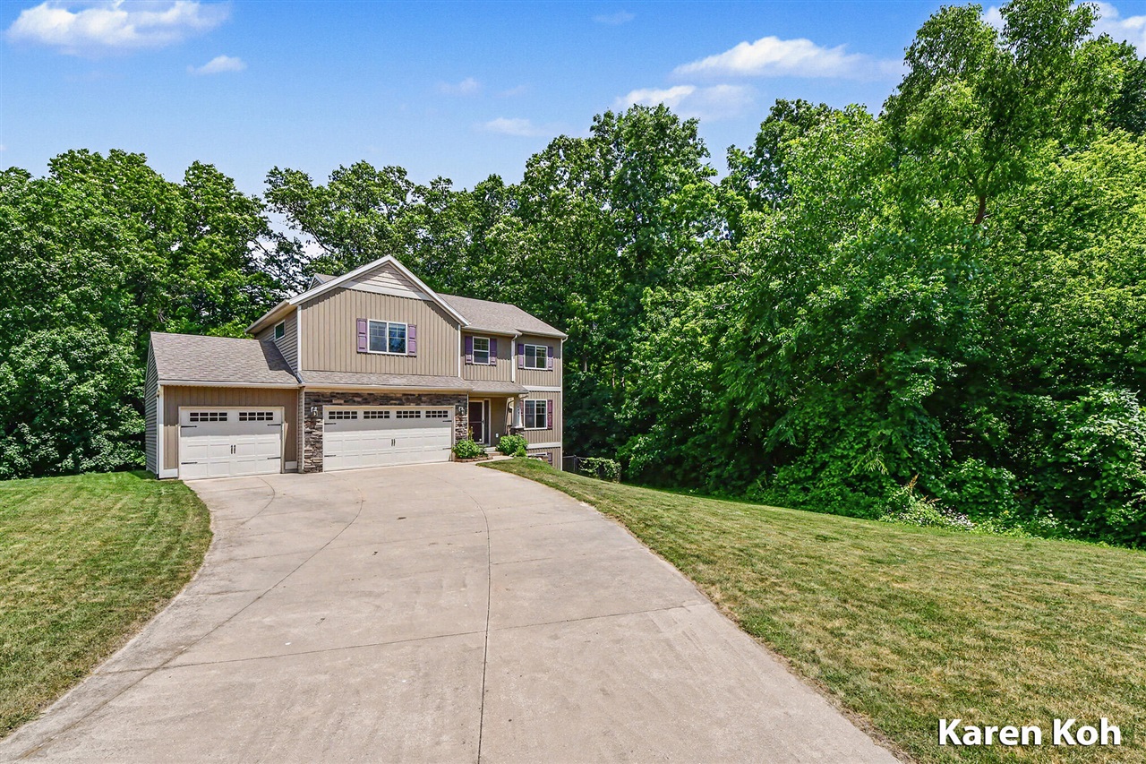 Photo 3 of Sale Pending at 4521 Burton Forest Ct, Grand Rapids, MI 49546 | MLS# 70544562 | Listing updated on 2026-09-18