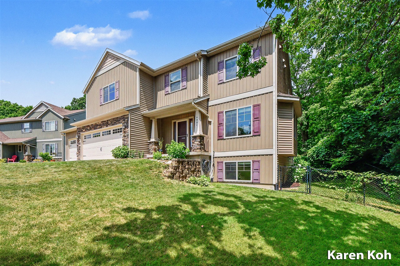 Photo 3 of Sale Pending at 4521 Burton Forest Ct, Grand Rapids, MI 49546 | MLS# 70544562 | Listing updated on 2026-09-18