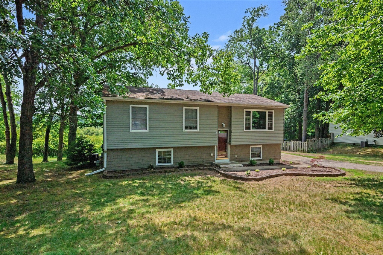2nd image of 25581 Pleasant Dr, Mattawan, MI 49071 | MLS# 70545266