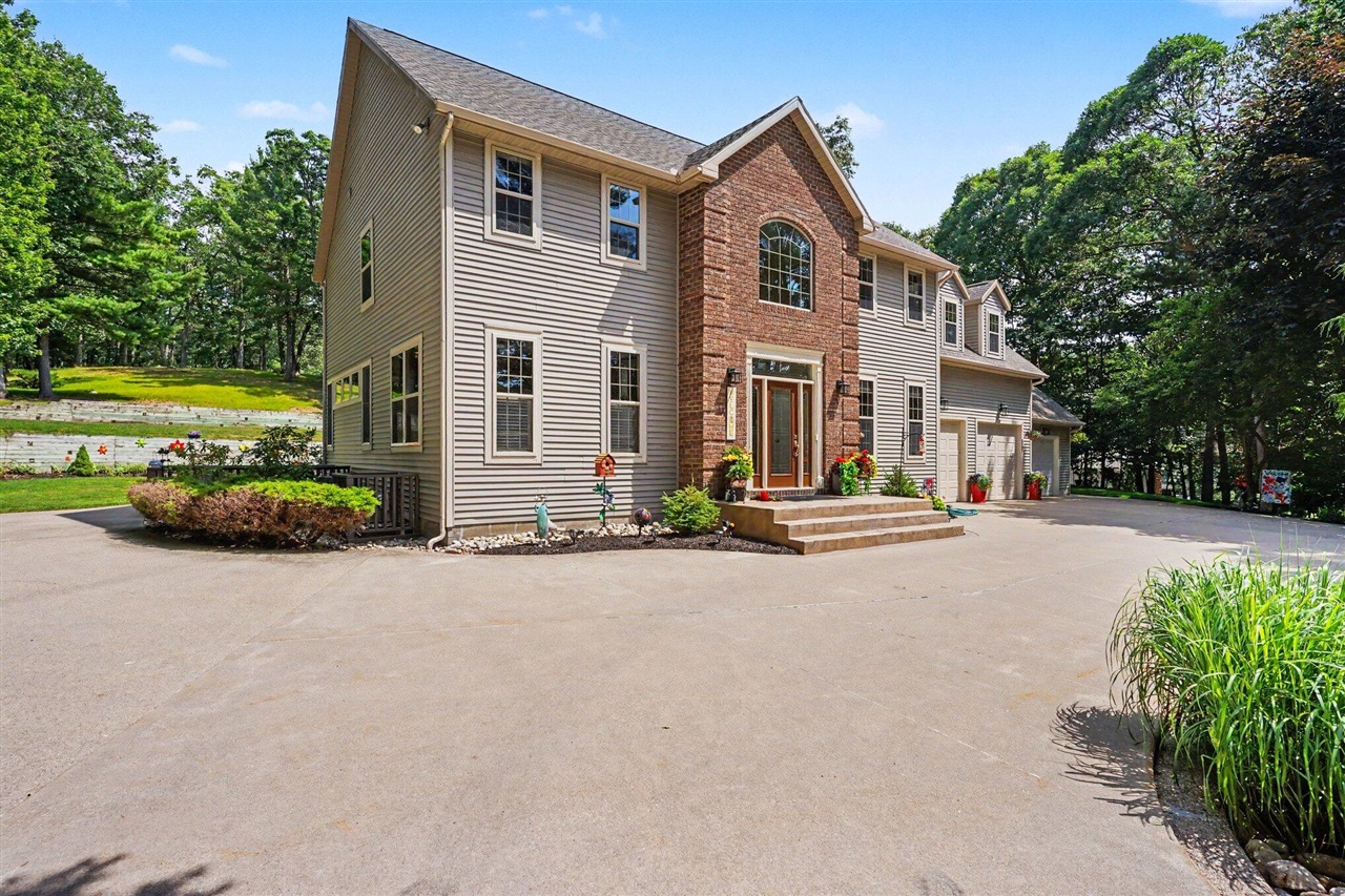 4th image of 2081 Forest View Dr, Norton Shores, MI 49441 | MLS# 70545548