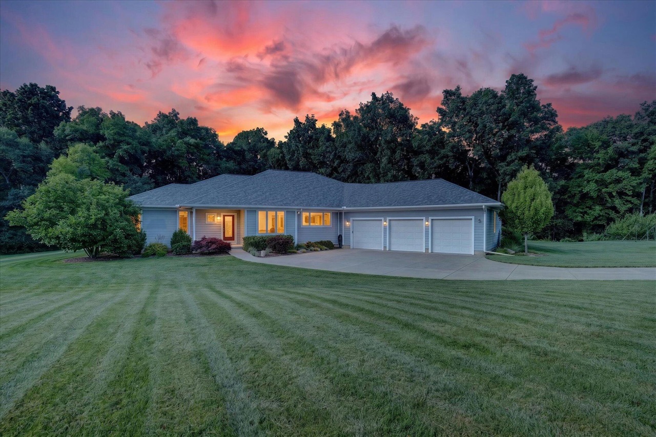 2nd image of 9348 Stoneview Ln, Whitmore Lake, MI 48189 | MLS# 70545741