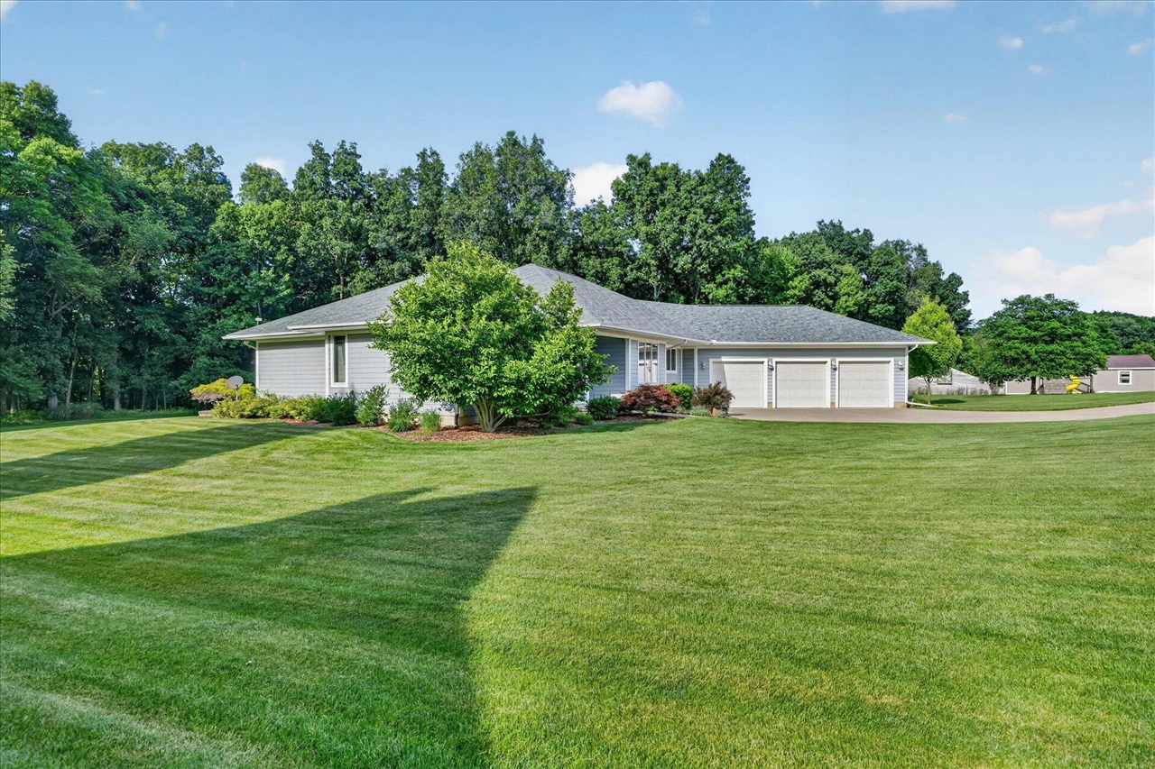 image of 9348 Stoneview Ln, Whitmore Lake, MI 48189 | MLS# 70545741