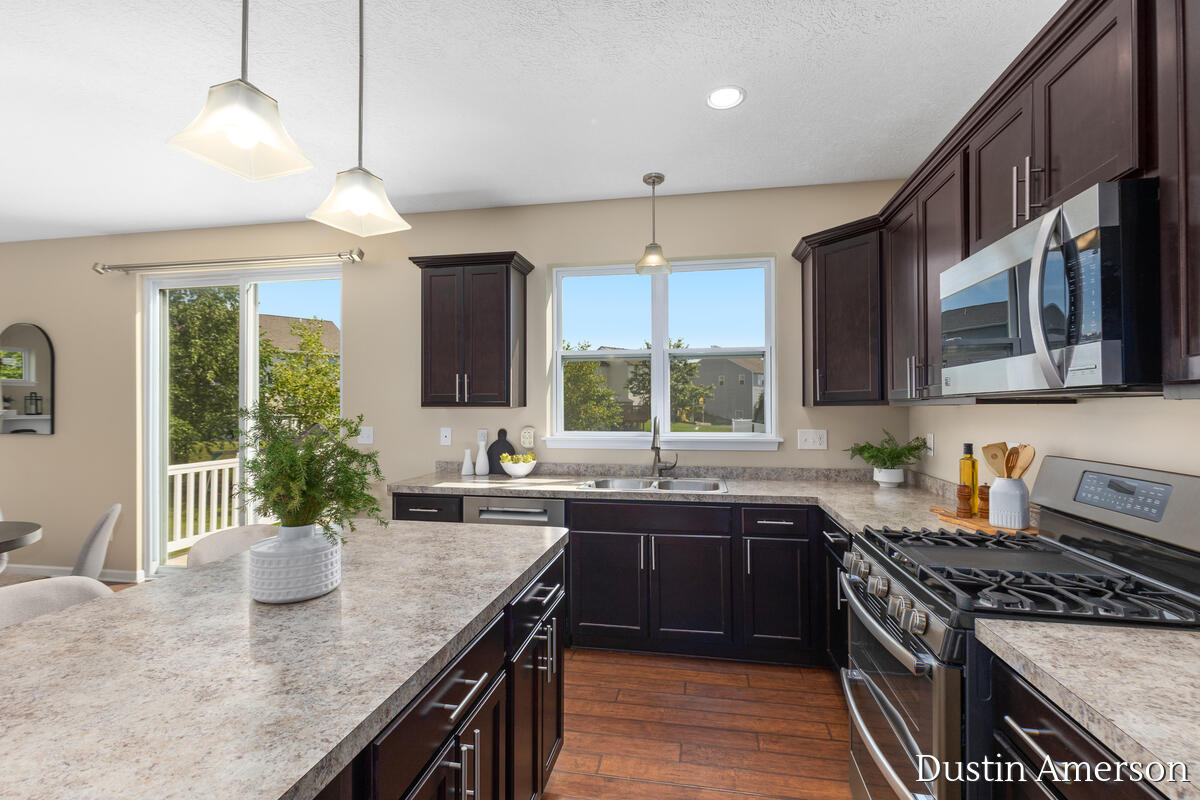 4th image of 5814 Sage River Ct, Wyoming, MI 49418 | MLS# 70546071