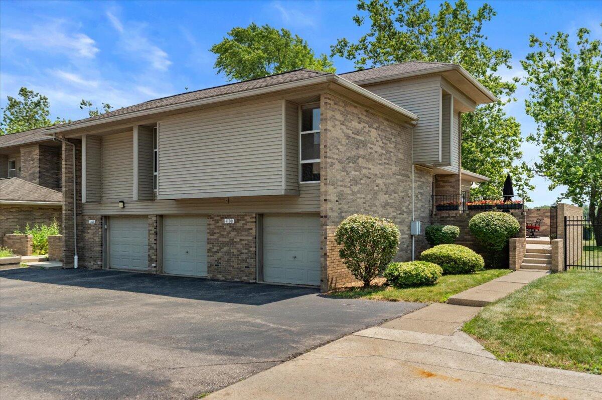 2nd image of 1100 Saint Aubin Pl, Detroit, MI 48207 | MLS# 70546104