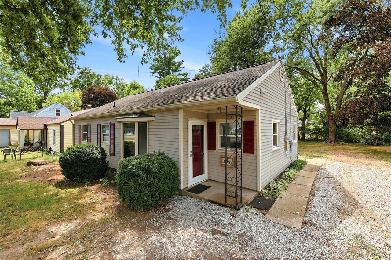 2nd image of 627 Clearview St, Kalamazoo, MI 49048 | MLS# 70546152