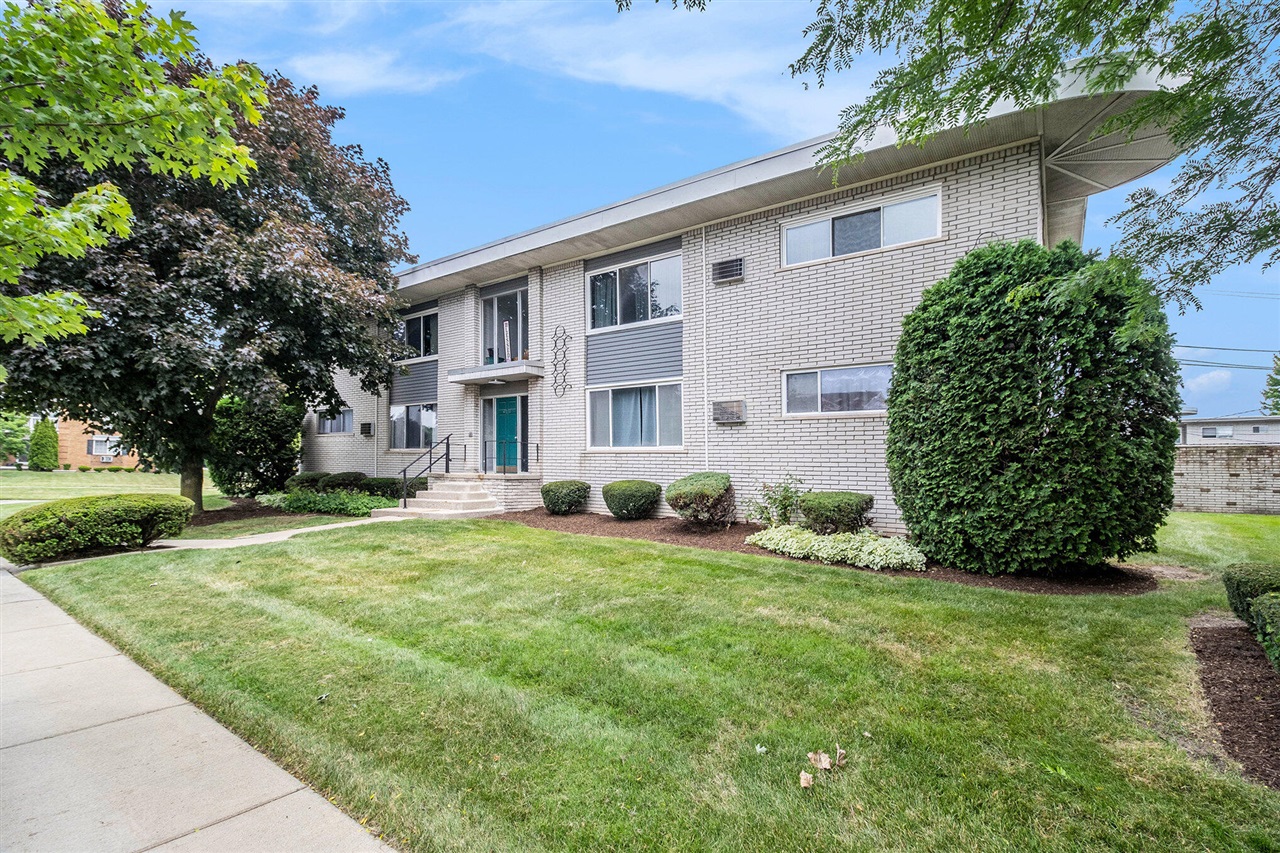 Homes for sale in Royal Oak, MI | 4910 Briarwood Ave, Royal Oak, MI 48073