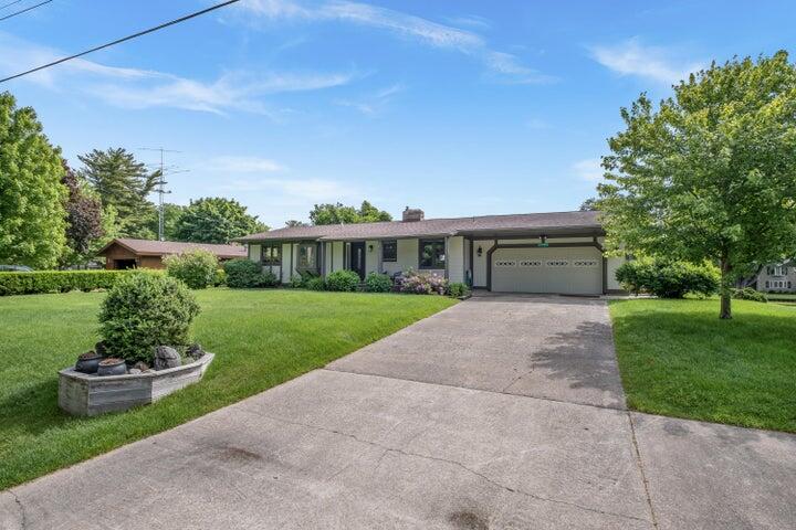 2nd image of 17882 Channel View Dr, Spring Lake, MI 49456 | MLS# 70546295